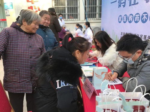 工作人员讲解医保卡