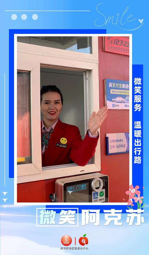 年轻人手持新医保卡微笑