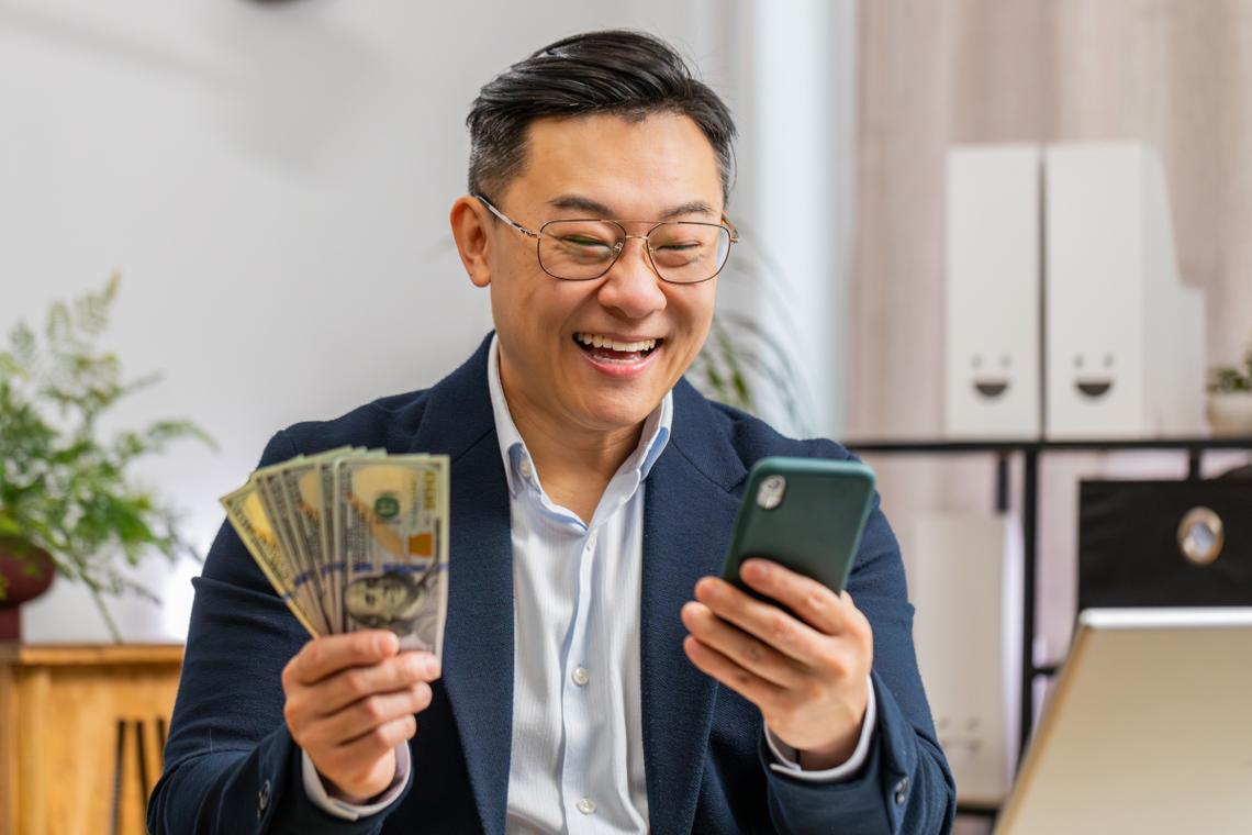 张先生开心地拿到现金的照片